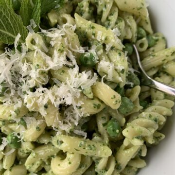 pasta salad with pesto and peas