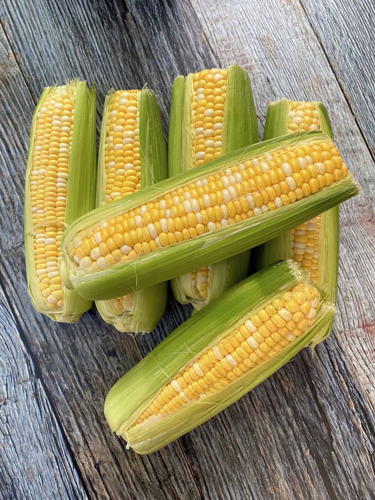 Six ears of corn on the cob. 