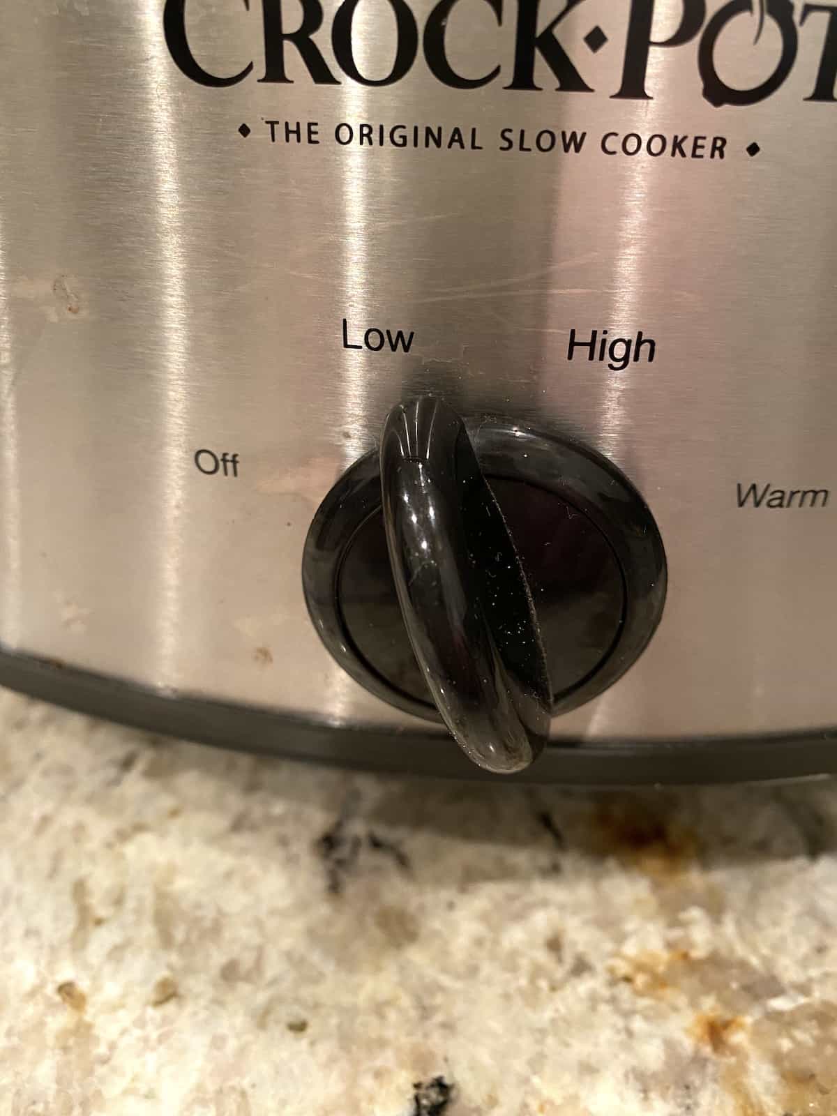 Crockpot knob showing the low setting.