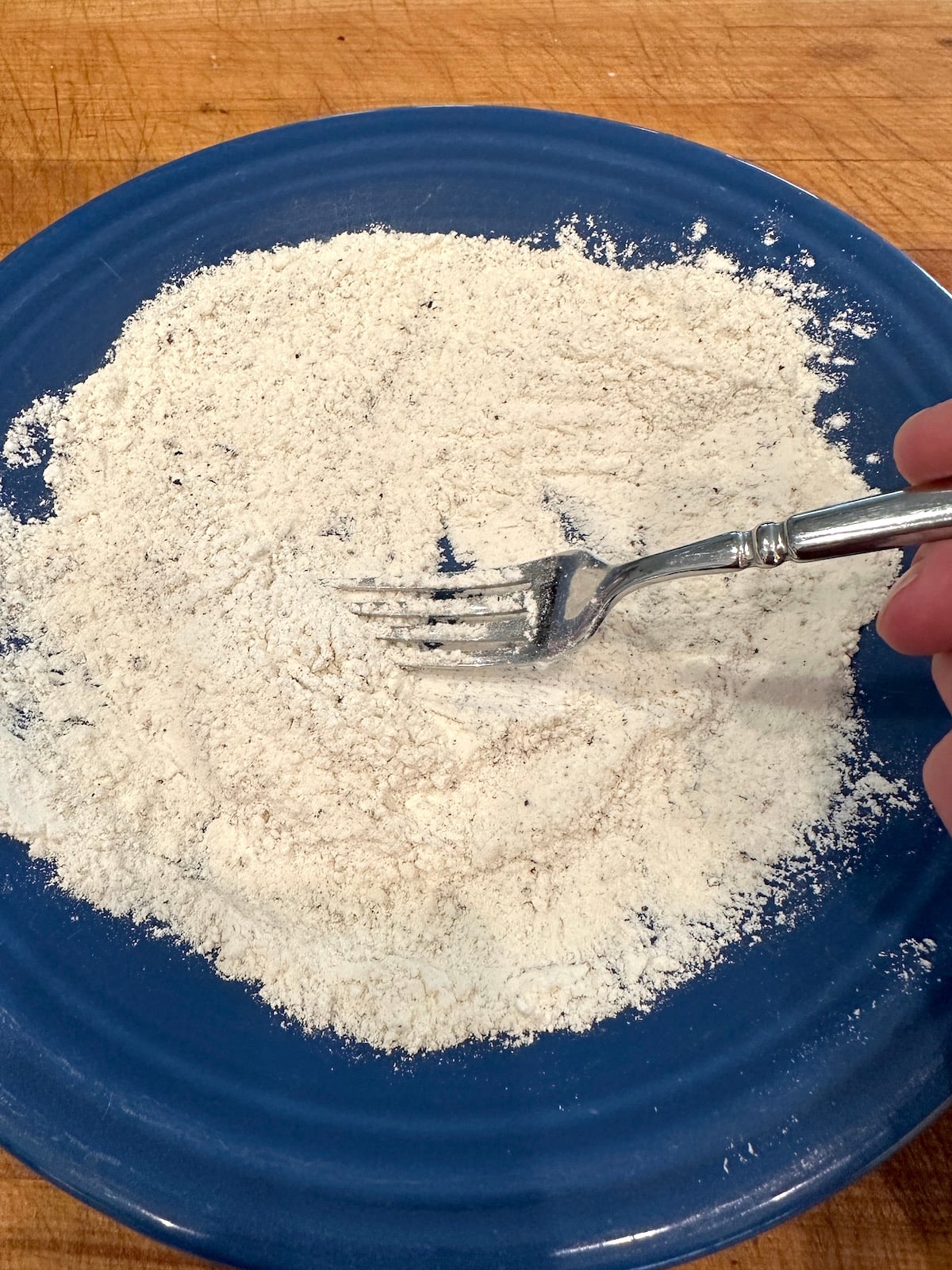 Blended flour, salt and pepper on a plate.